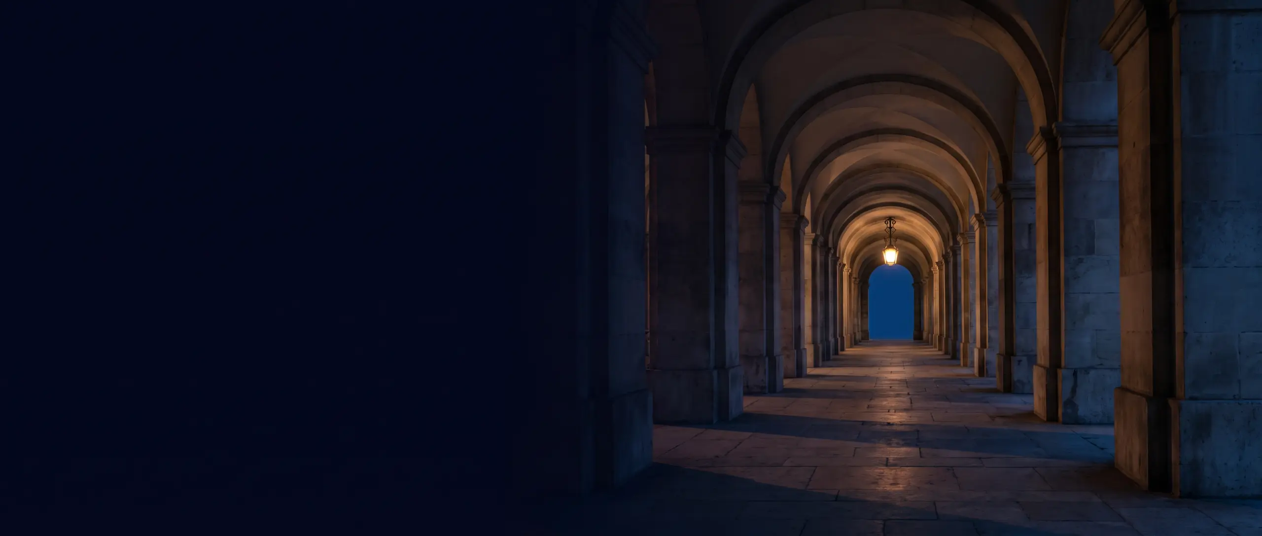 Perspective d'une colonnade de pierre aux voûtes en arc au crépuscule, lumière chaude au fond